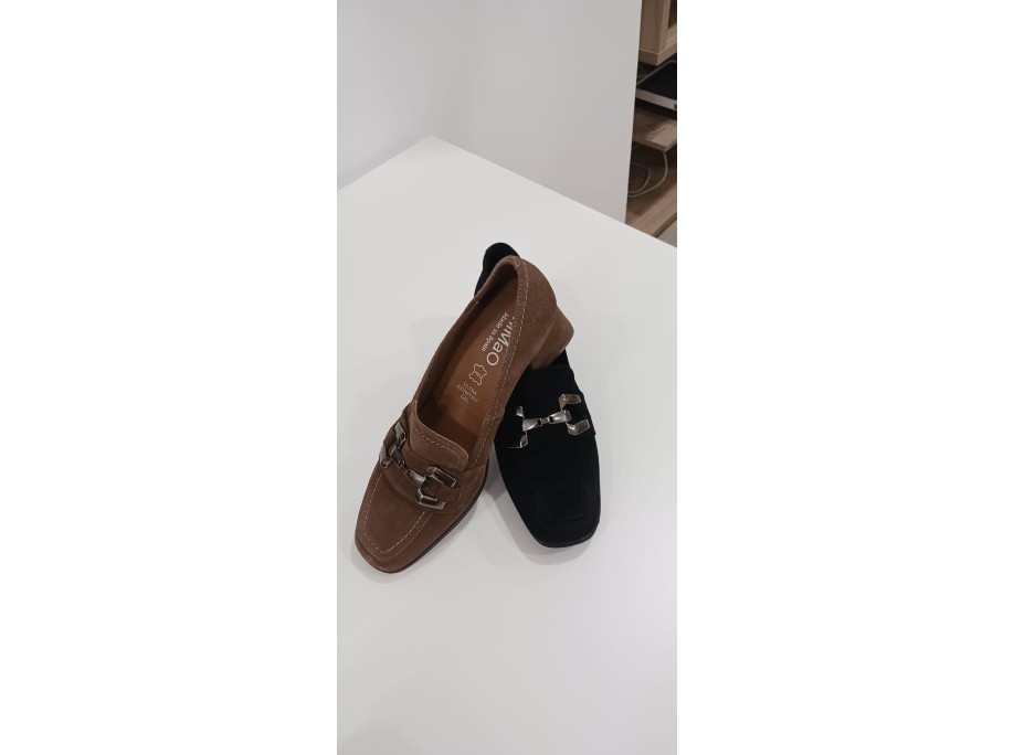 Mocasines en negro y taupe, con 4 centímetros de tacón
