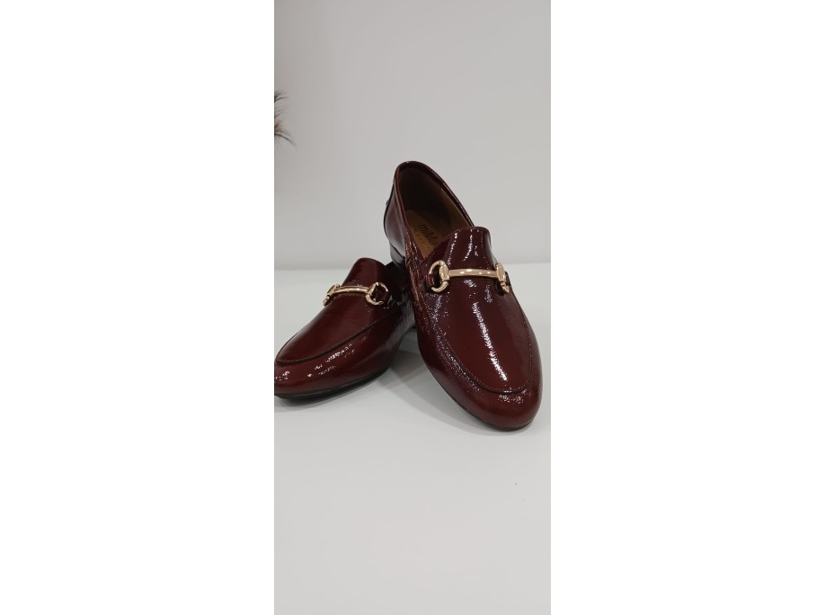 Mocasines  negros y marrones con adorno en oro ,de charol