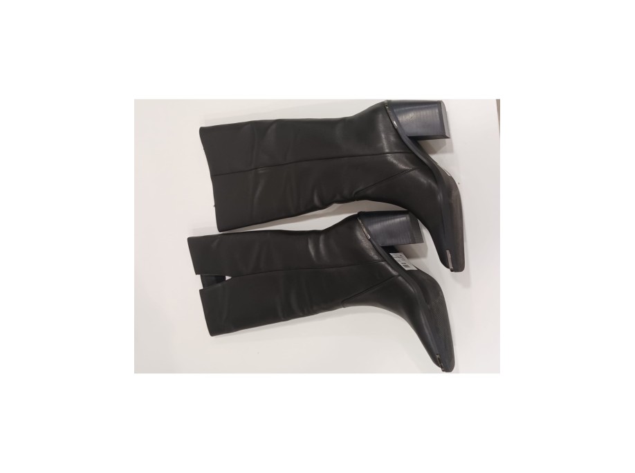 Botas negras . Alma en pena